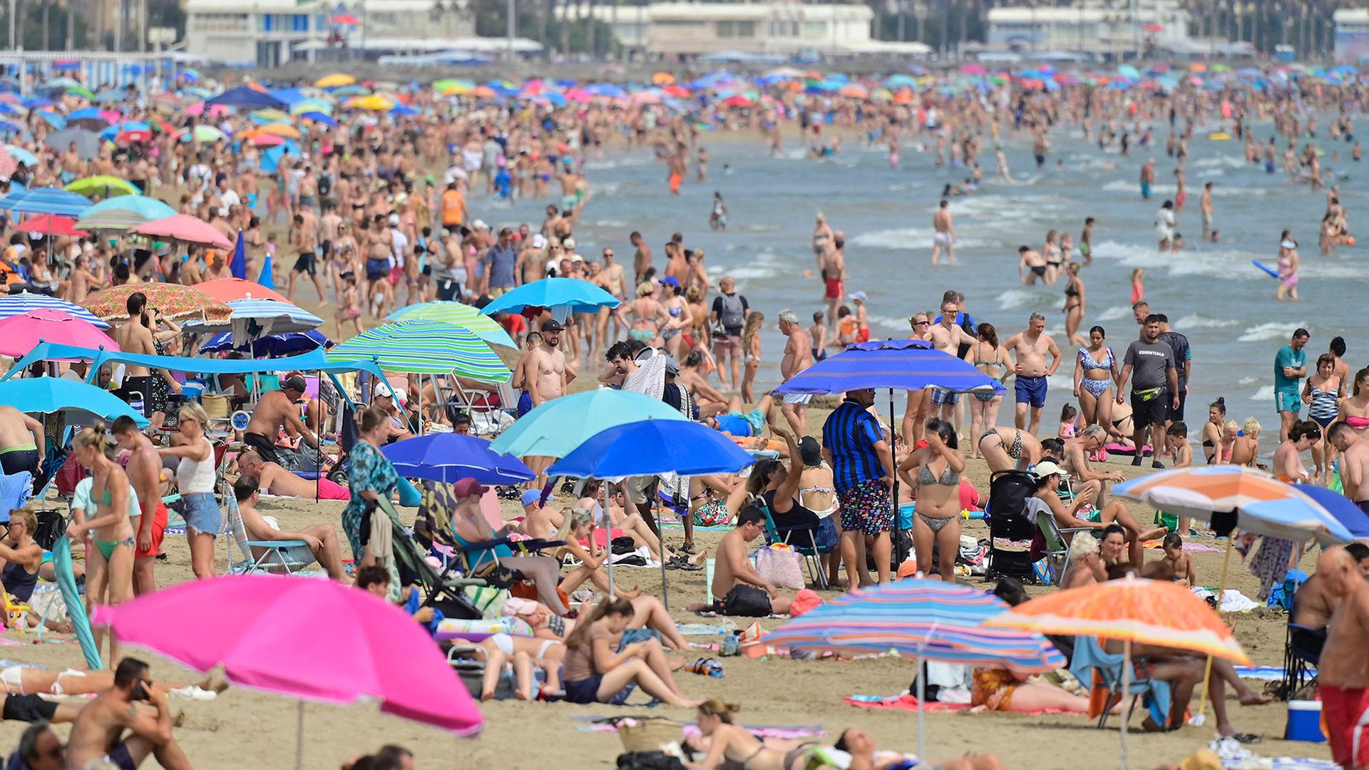 Viele Menschen am Malvarrosa Strand in Valencia. | AFP