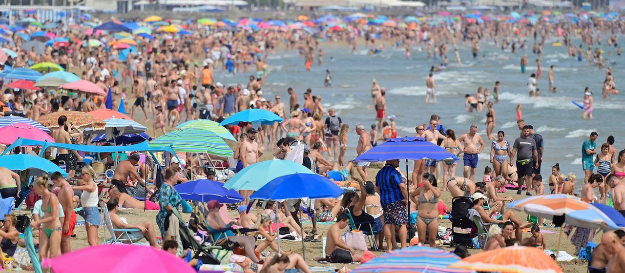 Viele Menschen am Malvarrosa Strand in Valencia.