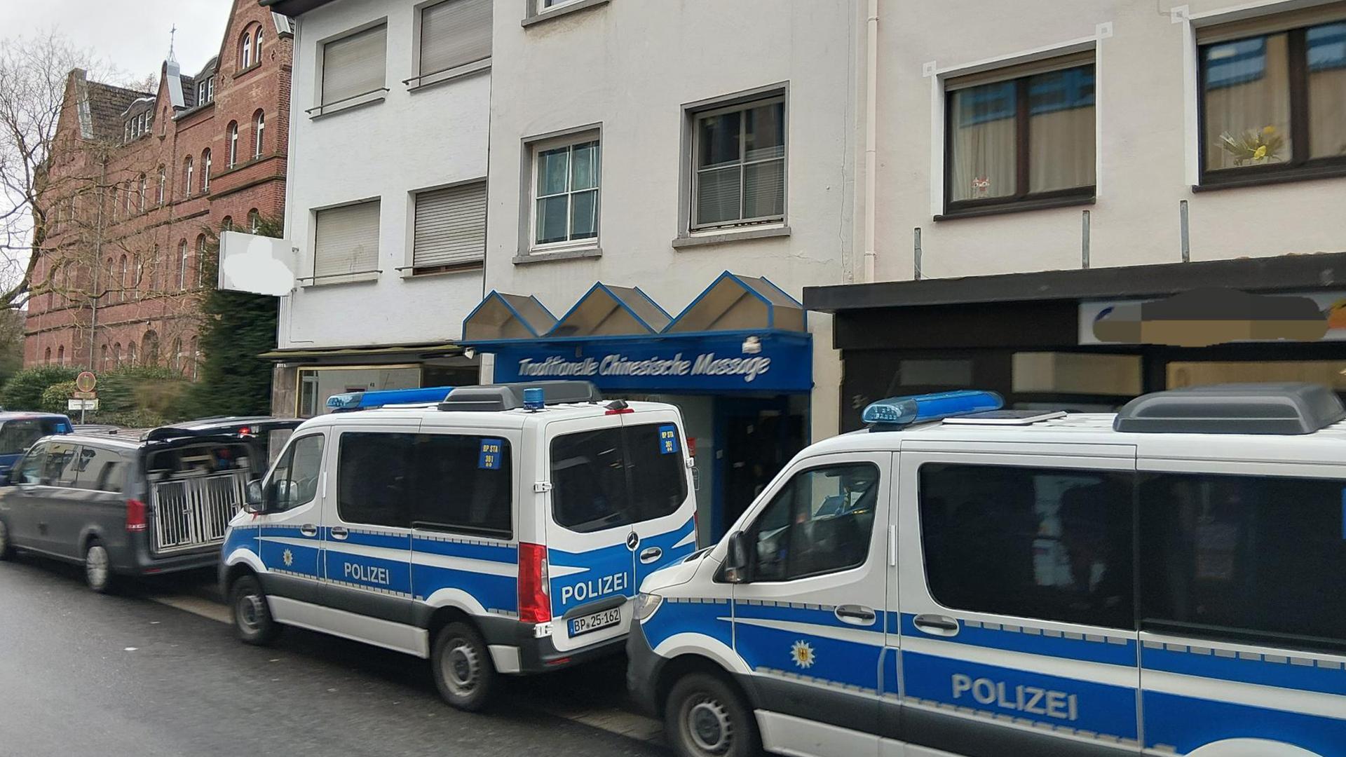 Durchsuchungen wegen Menschenhandels: Frau ist Hauptverdächtige