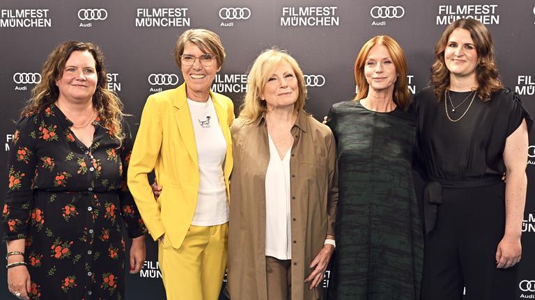 Das Team und die Regisseurin Eva Müller der Dokumentation "Was haben wir gelacht".