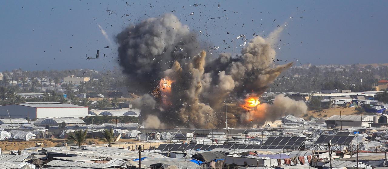 Eine Explosion durch einen israelischen Luftangriff in der Nähe des Camps Al-Mawasi im Gazastreifen.