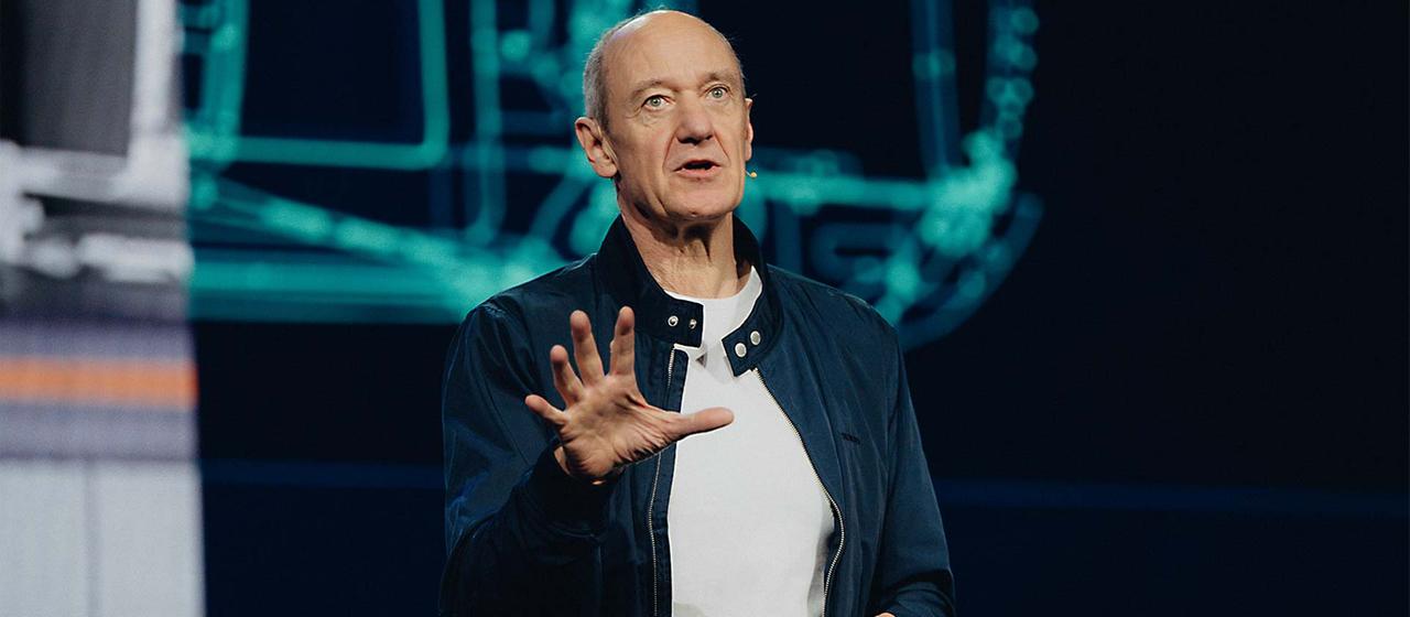 Siemens-CEO Roland Busch kündigt auf der CES 2026 Initiativen zum KI-Einsatz an.