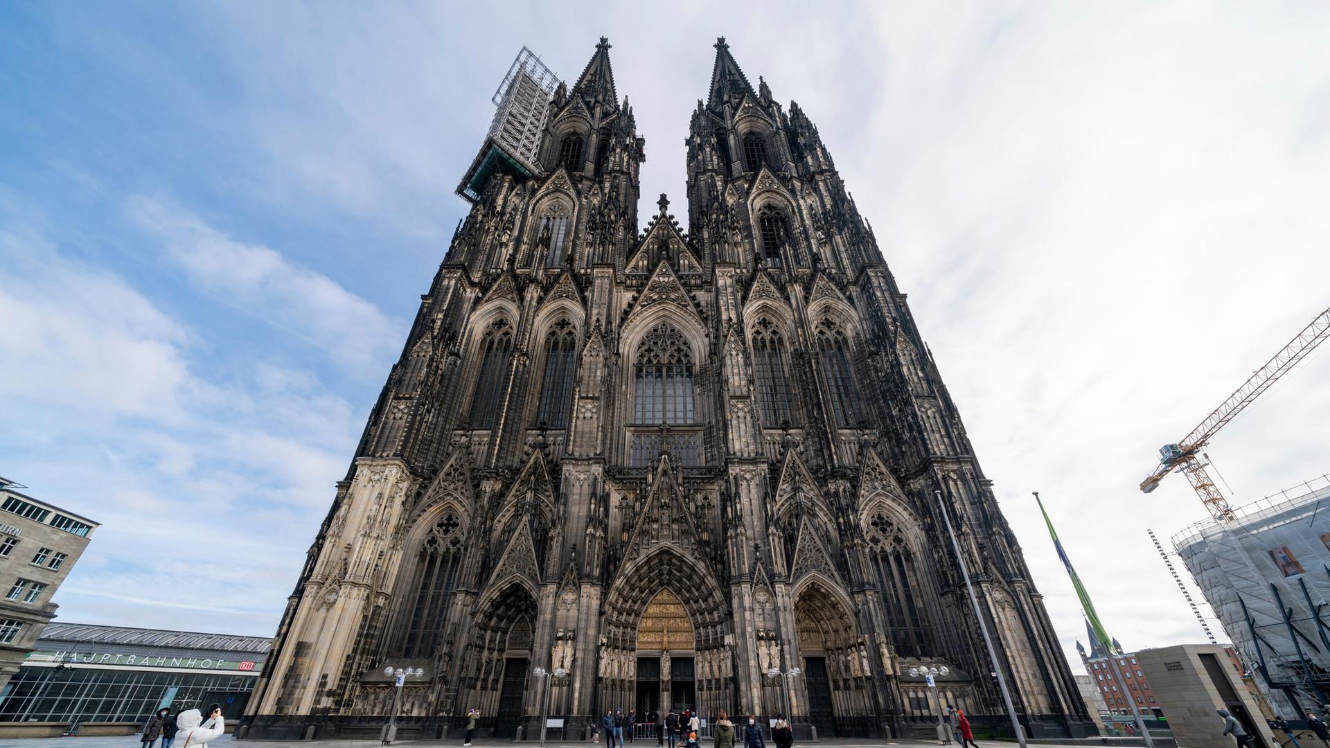 Menschen vor dem Hauptportal des Kölner Doms | picture alliance / Daniel Kalker