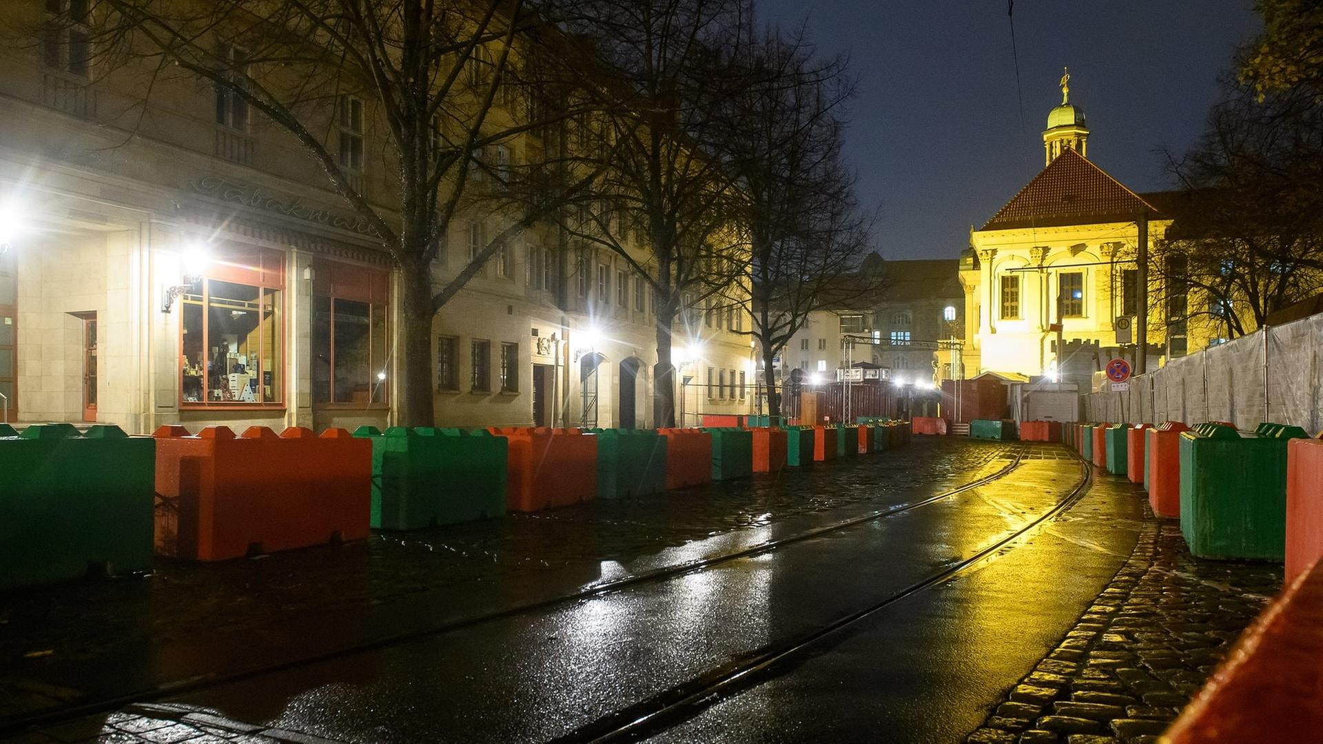 Zufahrtssperren aus Beton umgeben den noch geschlossenen und sich im Aufbau befindenden Magdeburger Weihnachtmarkt. Wegen Diskussionen um das Sicherheitskonzept erhlt der Magdeburger Weihnachtsmarkt vorerst keine Genehmigung.  | picture alliance/dpa | Klaus-Dietmar Gabbert