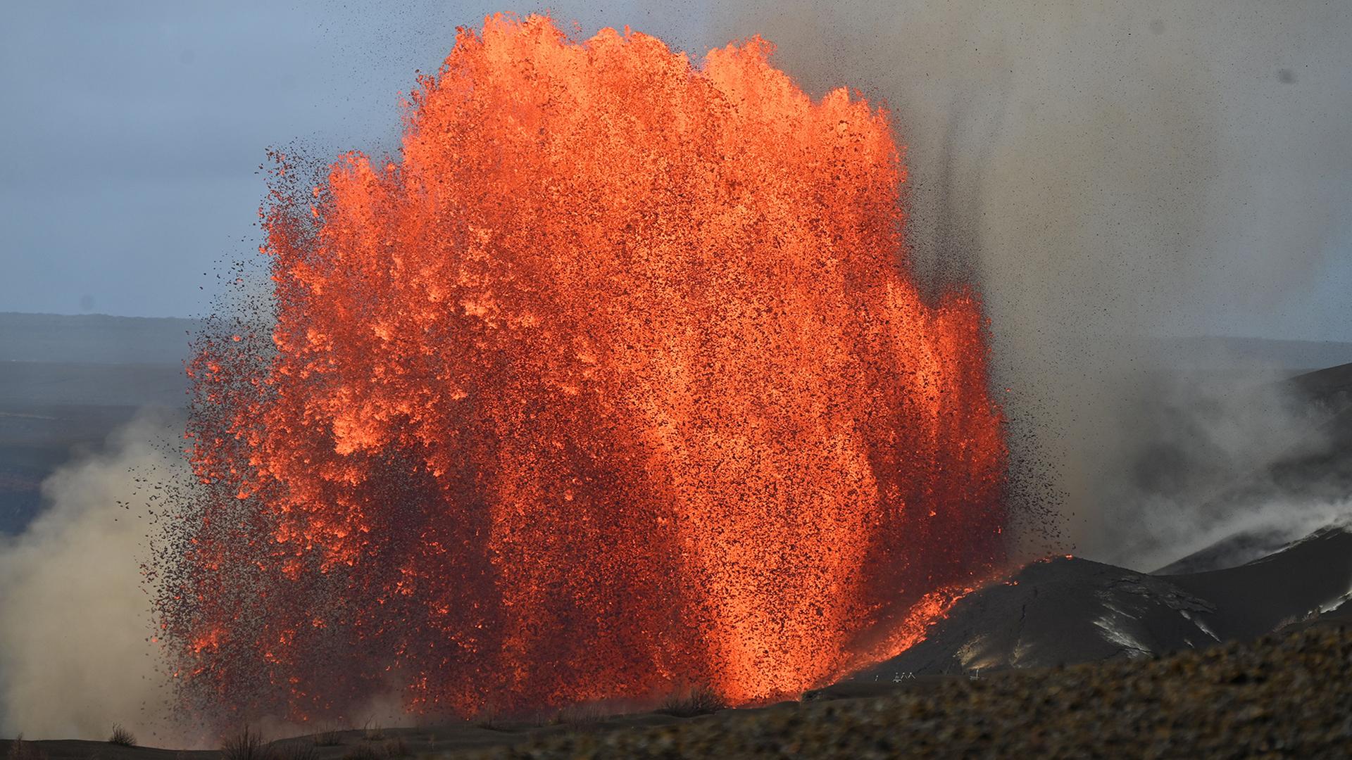 Dieses vom United States Geological Survey veröffentlichte Bild zeigt Lavafontänen des Vulkans Kilauea auf Hawaii. | L. Gallant/United States Geological Survey/USGS/AP/dpa