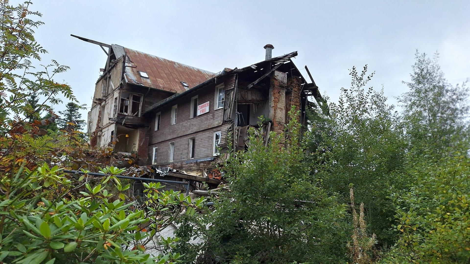 Stillstand statt Abriss? Hotel-Ruine Hundseck bleibt 2026 vermutlich weiter stehen