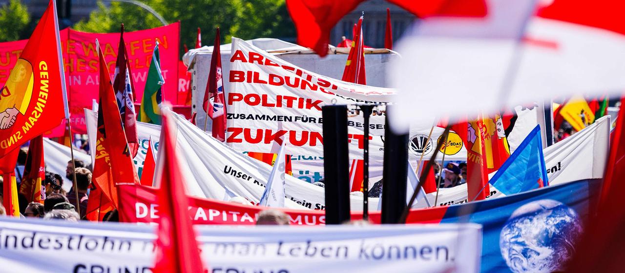 Teilnehmende tragen zahlreiche Transparente in Berlin