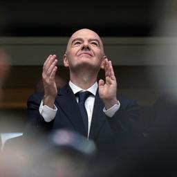 Gianni Infantino applaudiert mit erhobenem Blick.
