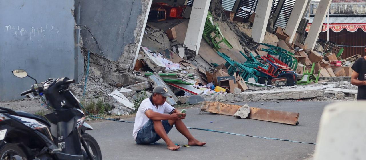 Durch das Erdbeben in Indonesien zerstörtes Gebäude