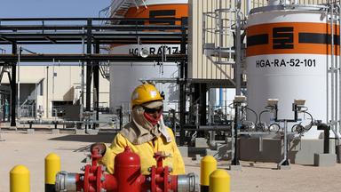 Mitarbeiter des Gasfelds Hassi Messaoud in Algerien.