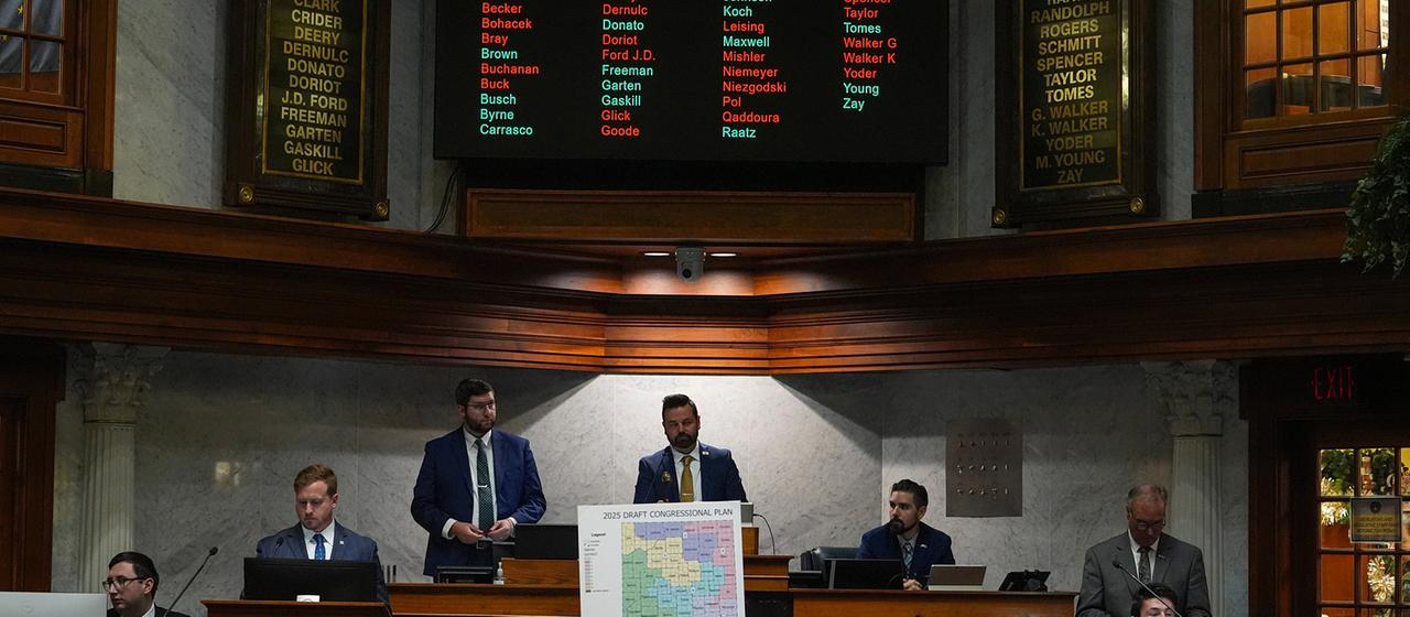 Micah Beckwith gibt die Ergebnisse einer Abstimmung zur Neugliederung der Kongresswahlkreise des Bundesstaates bekannt.