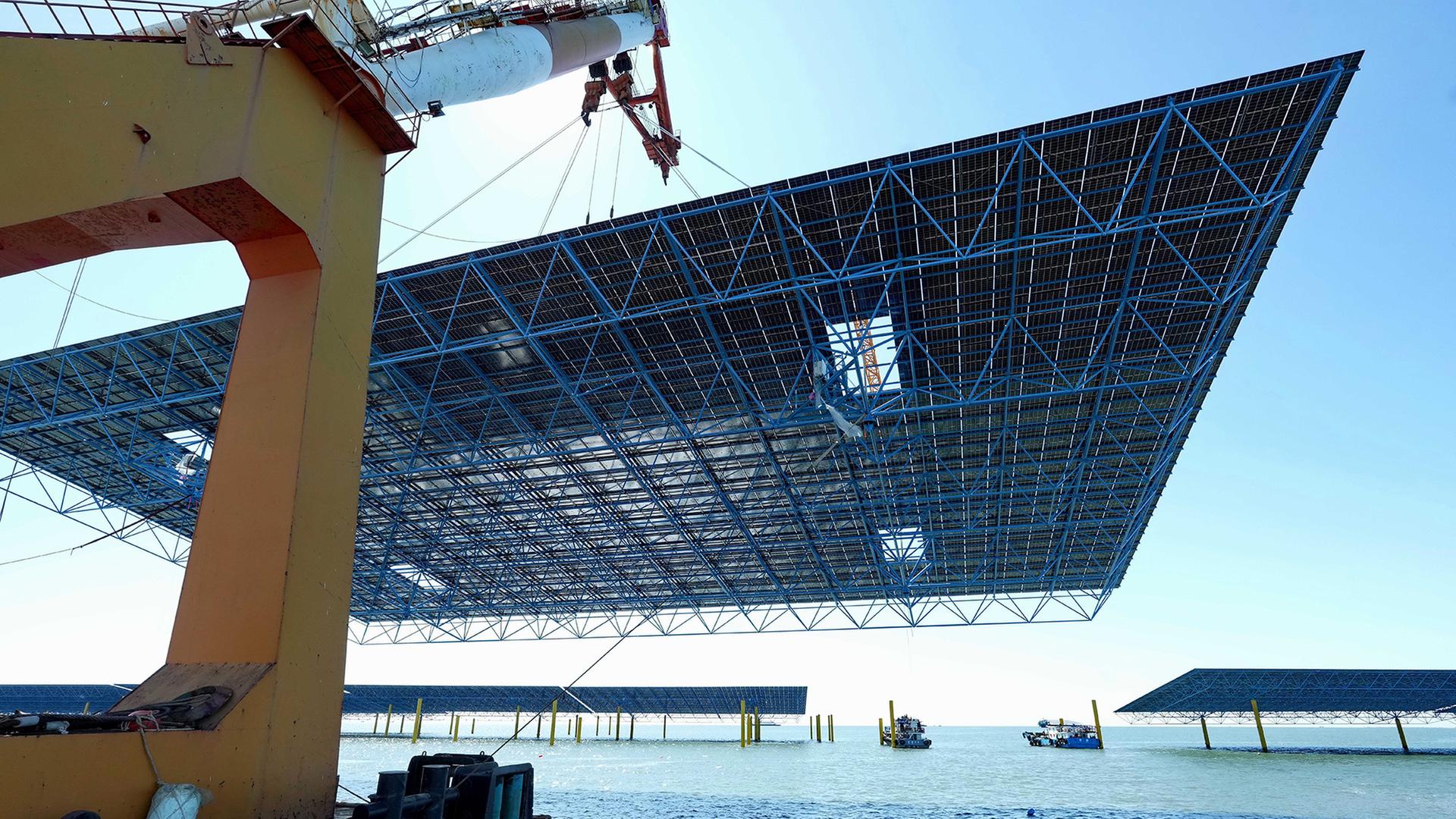 Die Baustelle eines Offshore-Photovoltaik-Kraftwerks im Kreis Changli in der nordchinesischen Provinz Hebei. | dpa