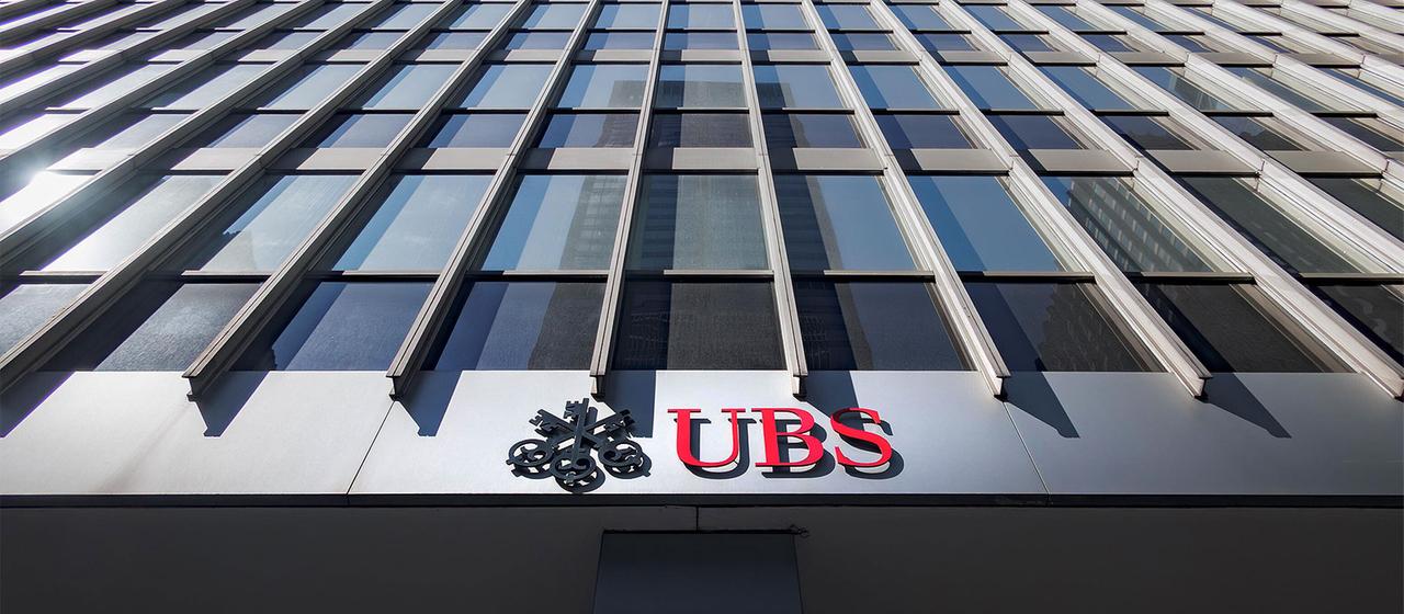 UBS Logo an einem Bankgebäude.