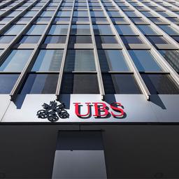 UBS Logo an einem Bankgebäude.