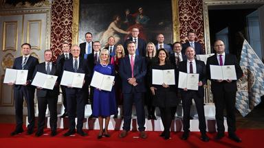 Gruppenbild mit Bayerns Ministerpräsident Söder und seinem neuen Kabinett
