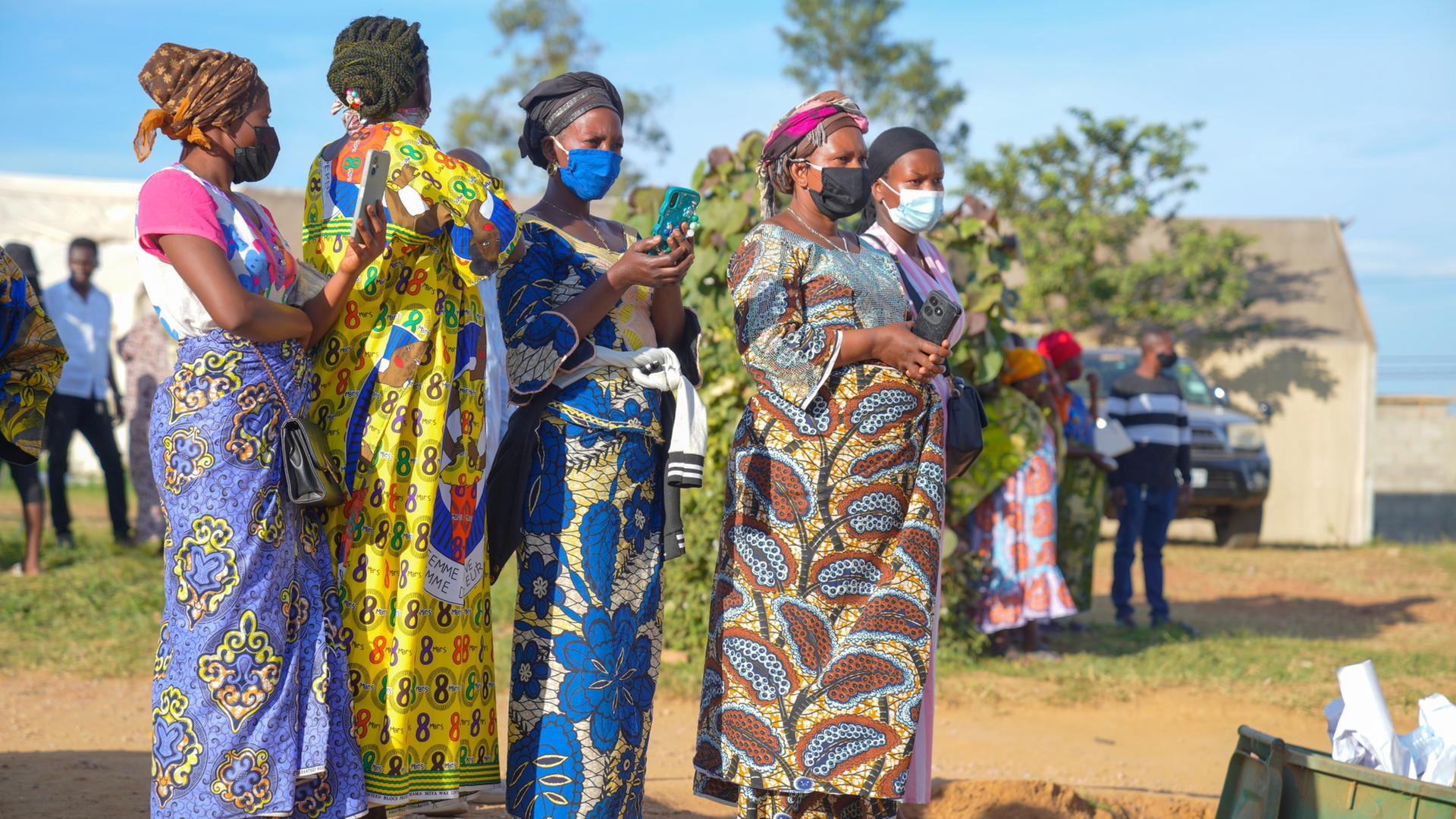 Frauen stehen in Bunia, Demokratische Republik Kongo. | EPA