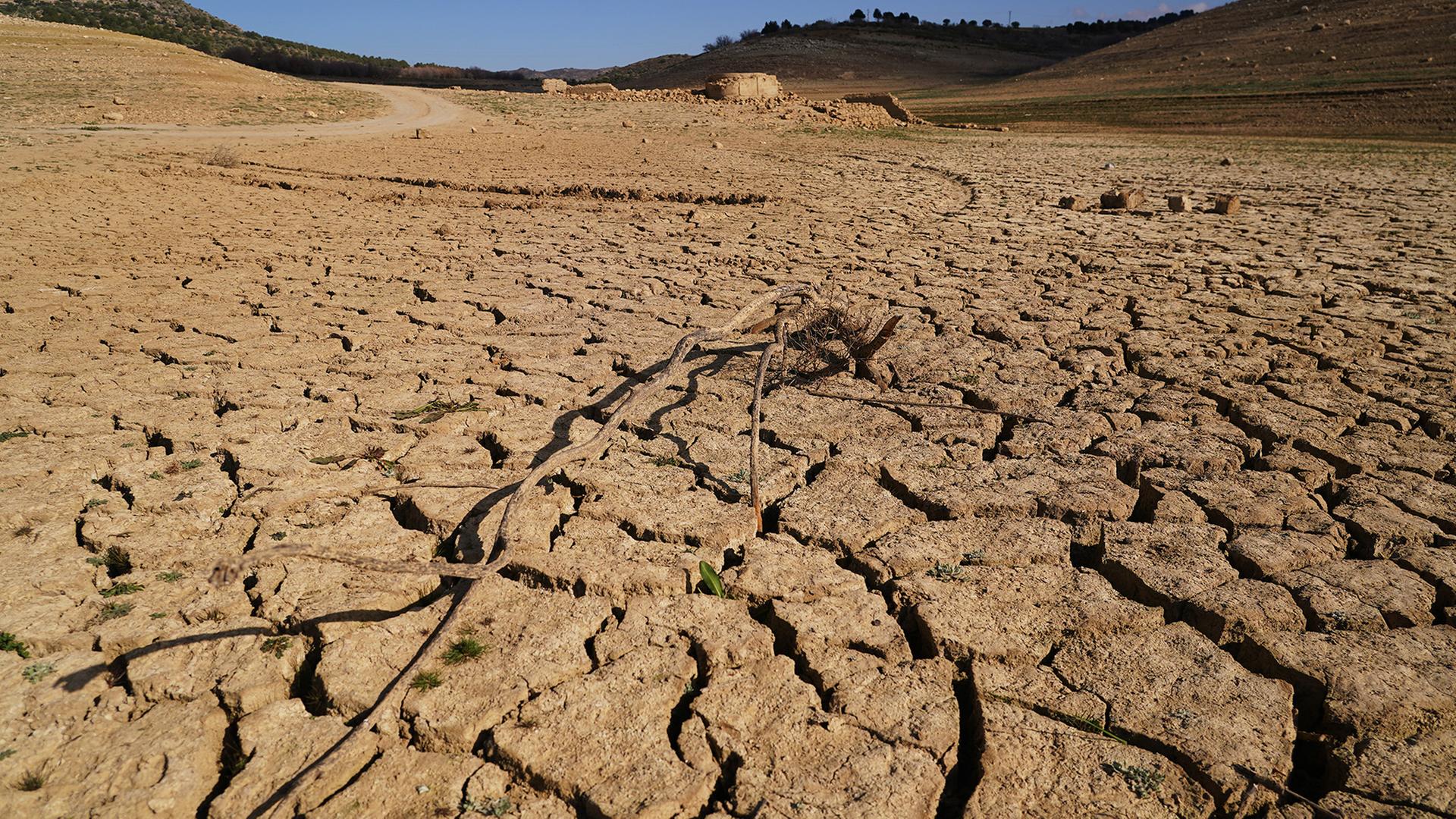 Die Überreste des alten Dorfes Peñarubia wurden durch das Fehlen von Wasser im Guadalteba-Stausee aufgrund der extremen Dürre freigelegt. | dpa