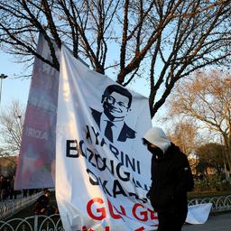 Ein Demonstrant in Istanbul geht an einem Banner mit dem Bild des inhaftierten Istanbuler Bürgermeisters Ekrem İmamoğlu vorbei.