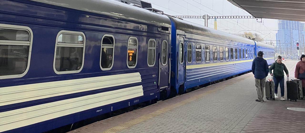 Ein Zug steht an einem Bahnsteig in Kiew.