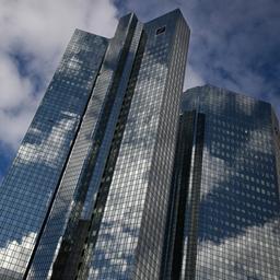 Wolken spiegeln sich in der gläsernen Fassade der Zentrale der Deutschen Bank in Frankfurt