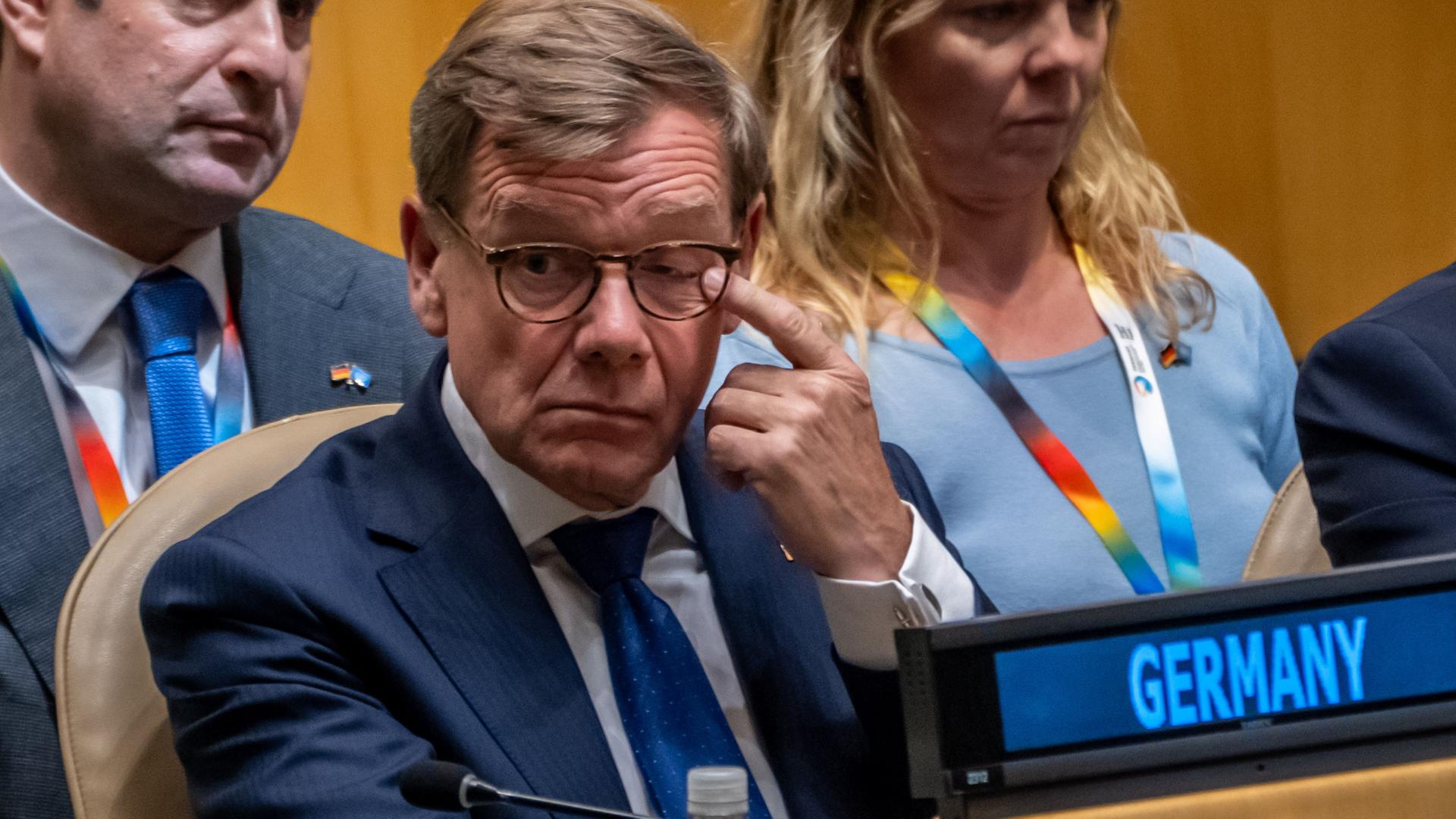 Johann Wadephul reibt sich mit dem Zeigefinger das rechte Auge. | Michael Kappeler/dpa