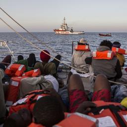 Migranten sitzen auf einem Boot der Hilfsorganisation Mediterranea Saving Humans
