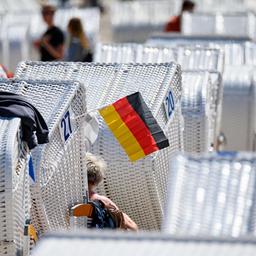Eine Deutschland-Fahne hängt an einem Strandkorb am Ostsee-Strand.