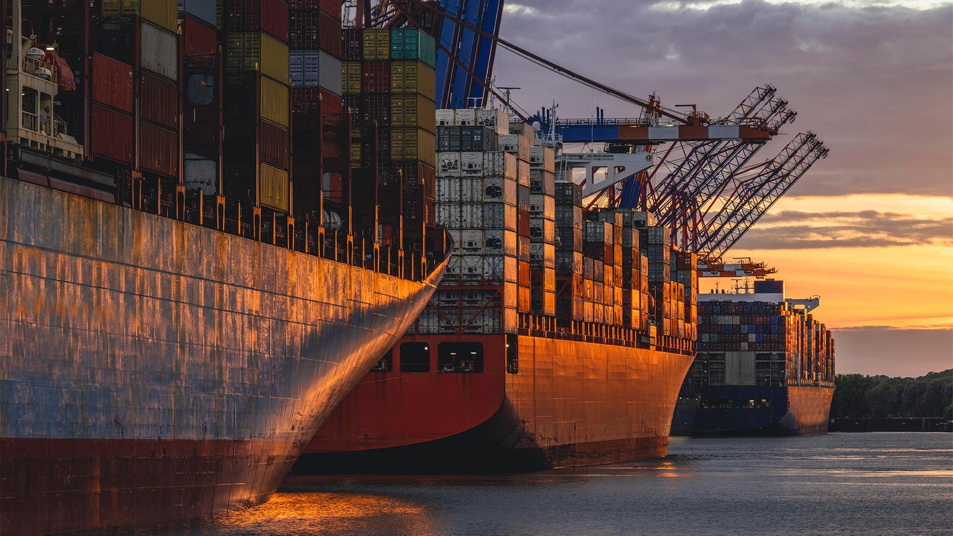 Containerschiffe im Hamburger Hafen. | picture alliance / Westend61