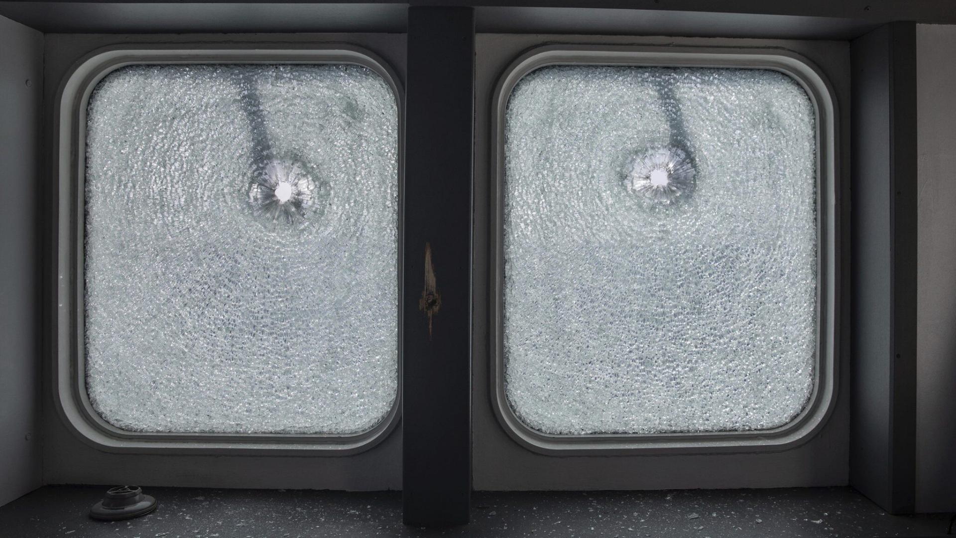 Ein Blick auf die durchlöcherten Fenster der 