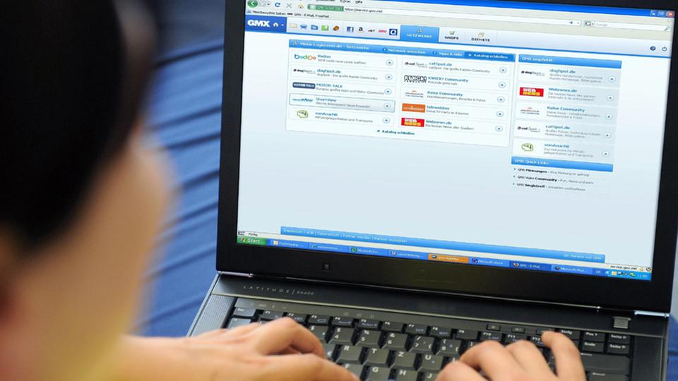 Eine Frau ruft auf ihrem Computer einen Internetdienst auf