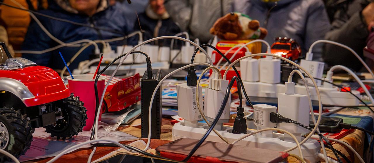 Menschen laden ihre Handys in einem Zelt in Tschernihiw auf.