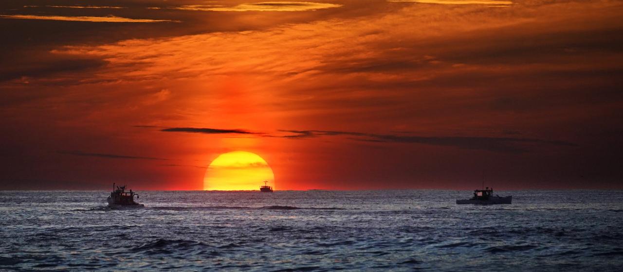 Ein Sonnenuntergang an der Küste vor dem US-Bundesstaat Maine (Archivbild). | AP Ein Sonnenuntergang an der Küste vor dem US-Bundesstaat Maine (Archivbild).