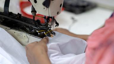 Nahaufnahme einer Näherin an einer Nähmaschine