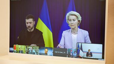 Ursula von der Leyen und Wolodymyr Selenskyj erscheinen auf einem Bildschirm während einer Videokonferenz mit Emmanuel Macron im Rahmen der sogenannten "Koalition der Willigen", im Fort de Bregancon.