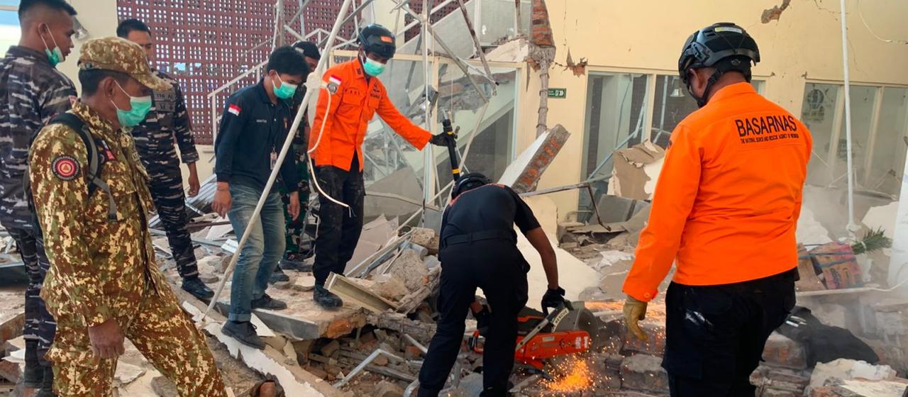 Rettungskräfte nach dem Beben in Indonesien