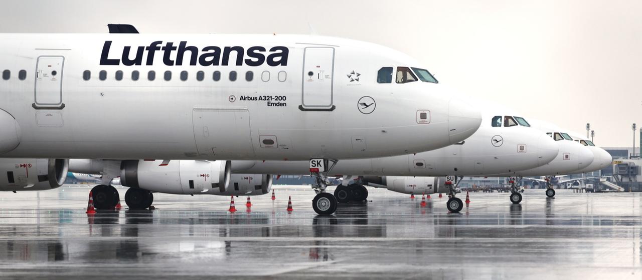 Lufthansa-Flugzeuge stehen auf einem Rollfeld.