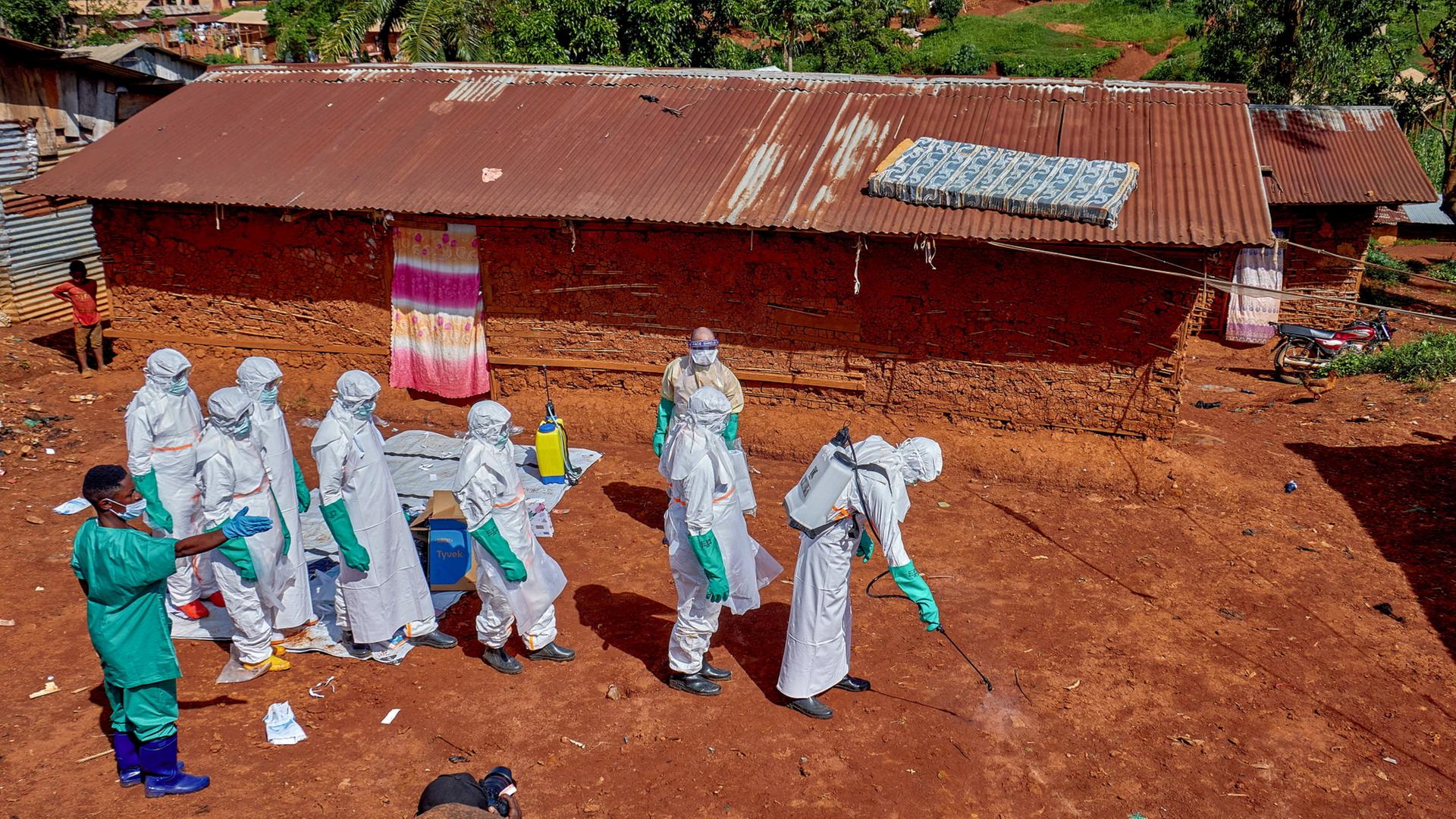 Rot-Kreuz-Helfer in Schutzausrüstung gegen Ebola | REUTERS