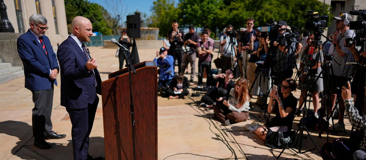 Luke Ihnen bei einer Pressekonferenz vor dem Gerichtsgebäude in Nashville.