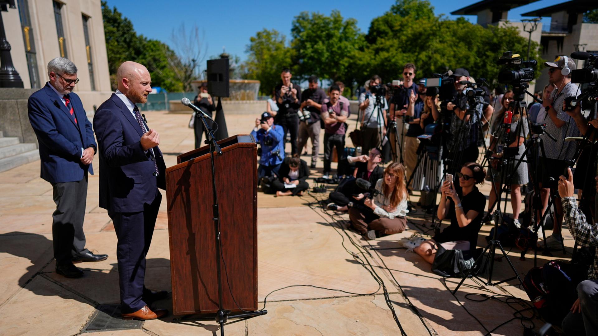 Luke Ihnen bei einer Pressekonferenz vor dem Gerichtsgebäude in Nashville. | AP Photo/George Walker IV