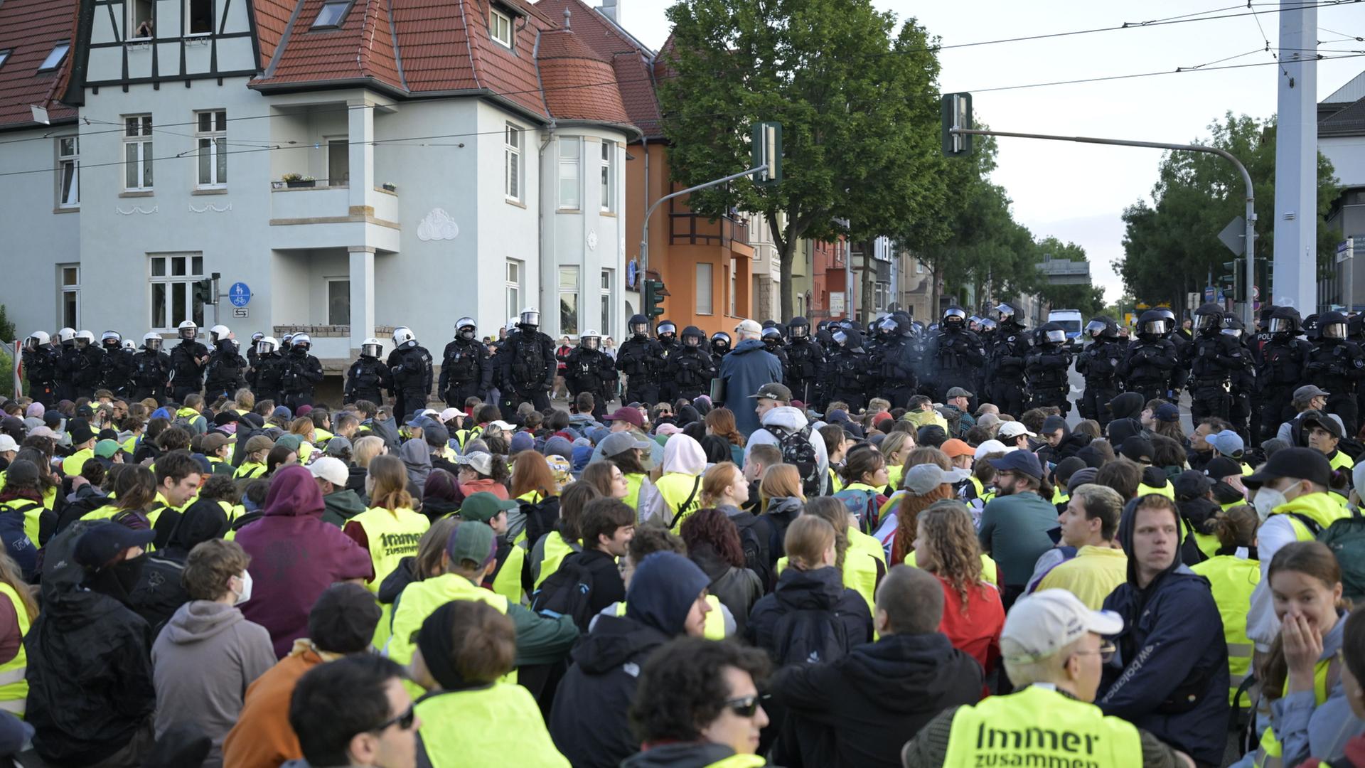 Eine Polizeikette steht an der Seite der Sitzblockade am Gothaer Platz | Jacob Schr�ter/dpa