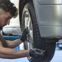 Ein Mechaniker in einer Kfz-Werkstatt