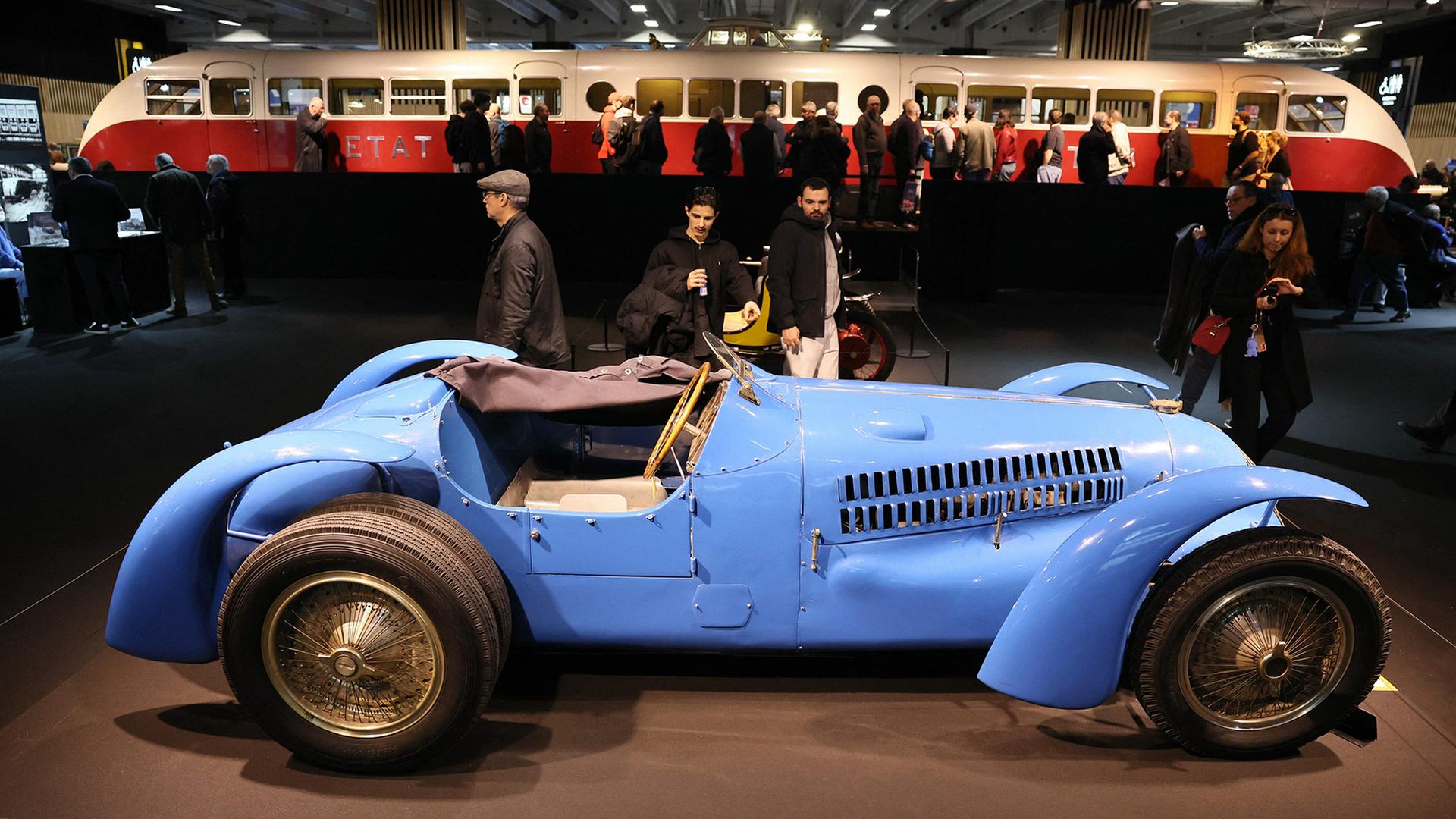 Besucher betrachten einen Oldtimer vom Typ Bugatti Type 64. | AFP