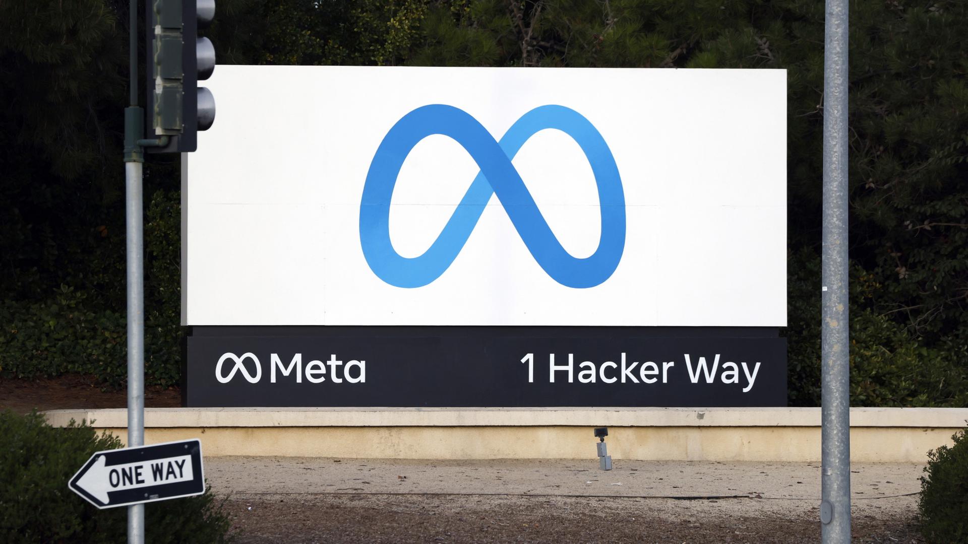 Schild des US-Techkonzerns Meta vor dem Firmensitz in Menlo Park, Kalifornien. | EPA