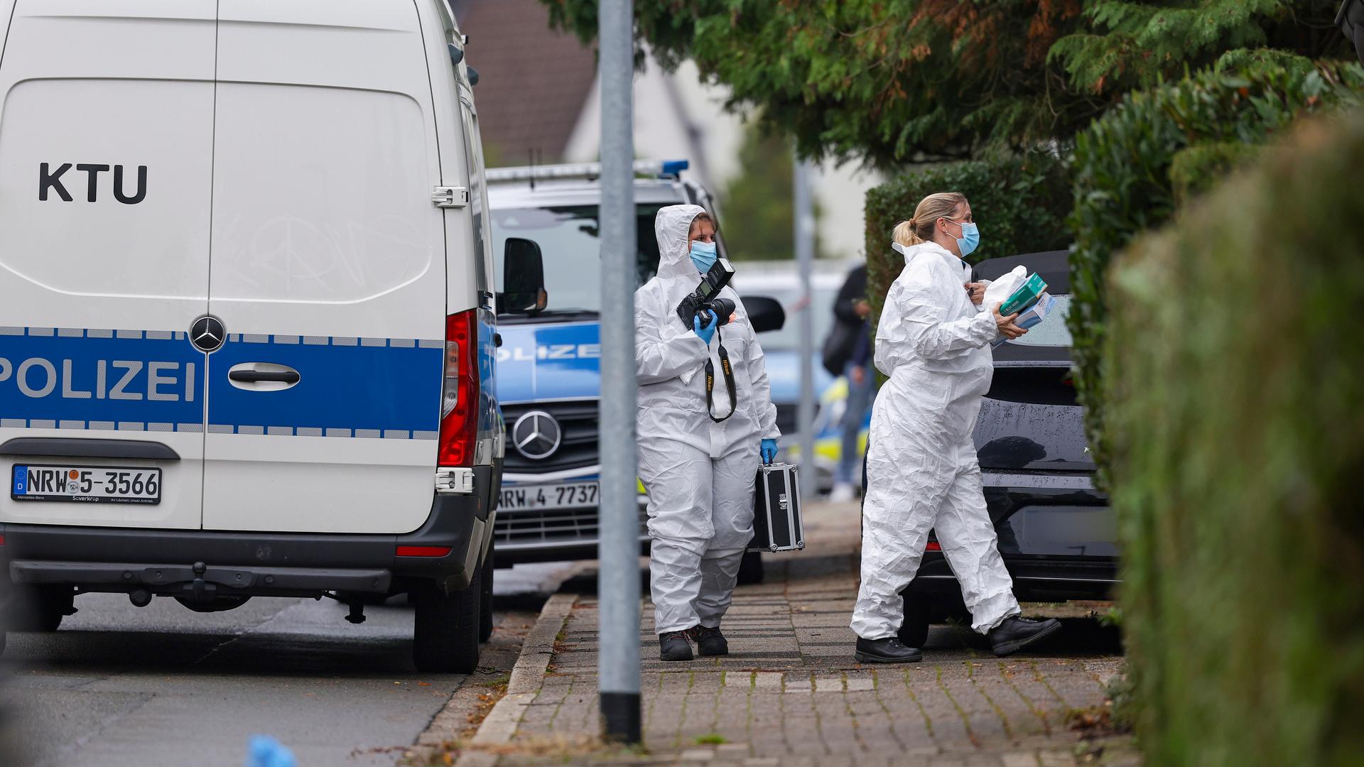 Spurensicherung trifft am 7. Oktober bei Haus von Bürgermeisterin in Herdecke ein | EPA / CHRISTOPHER NEUNDORF