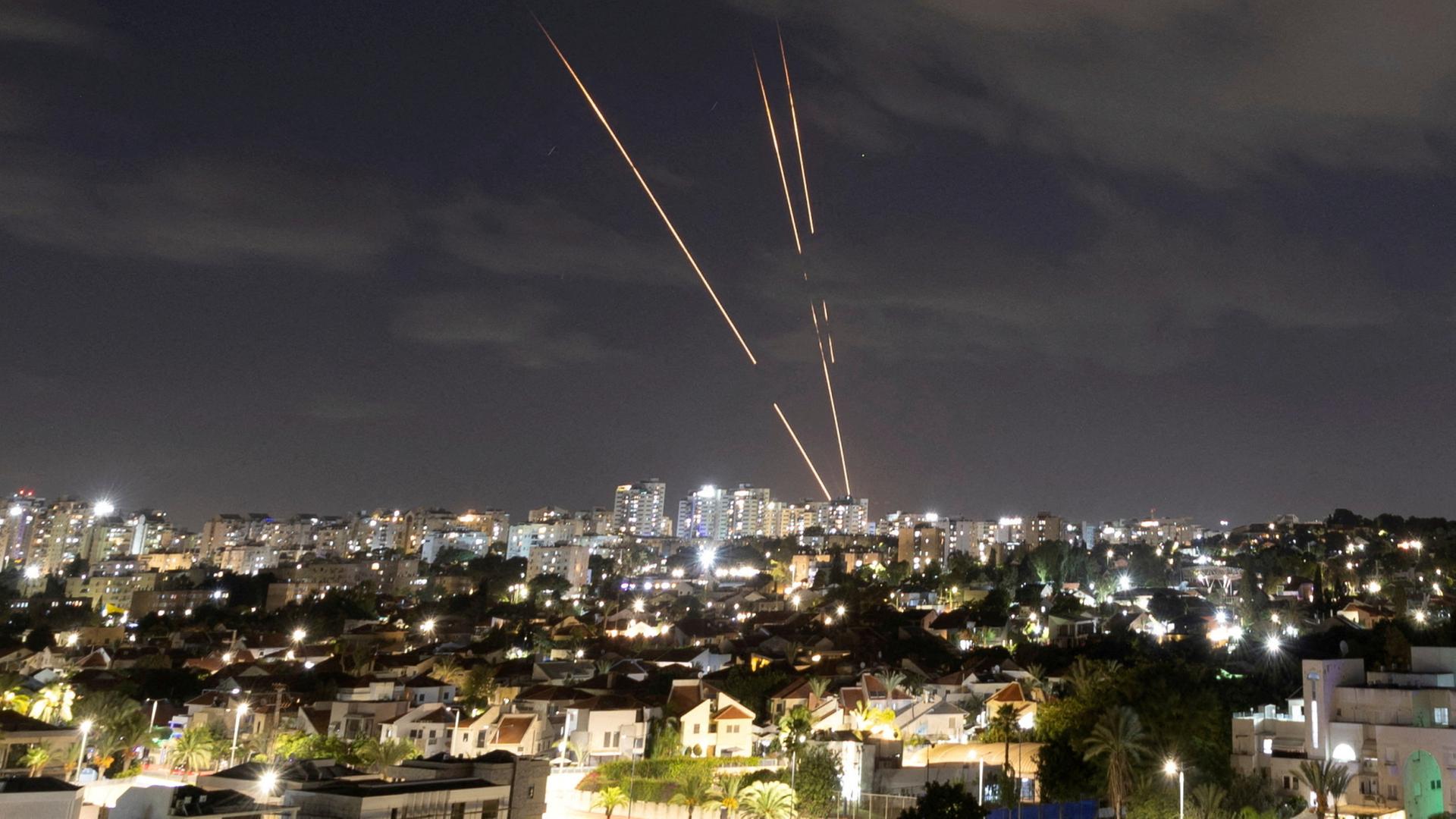 Israels Raketenabwehr ist im Einsatz über der Stadt Ashkelon