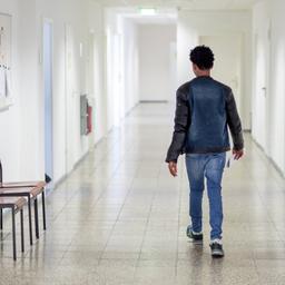 Ein Flüchtling in der Erstaufnahmestelle in Suhl (Thüringen) zum Gespräch mit einem Entscheider.