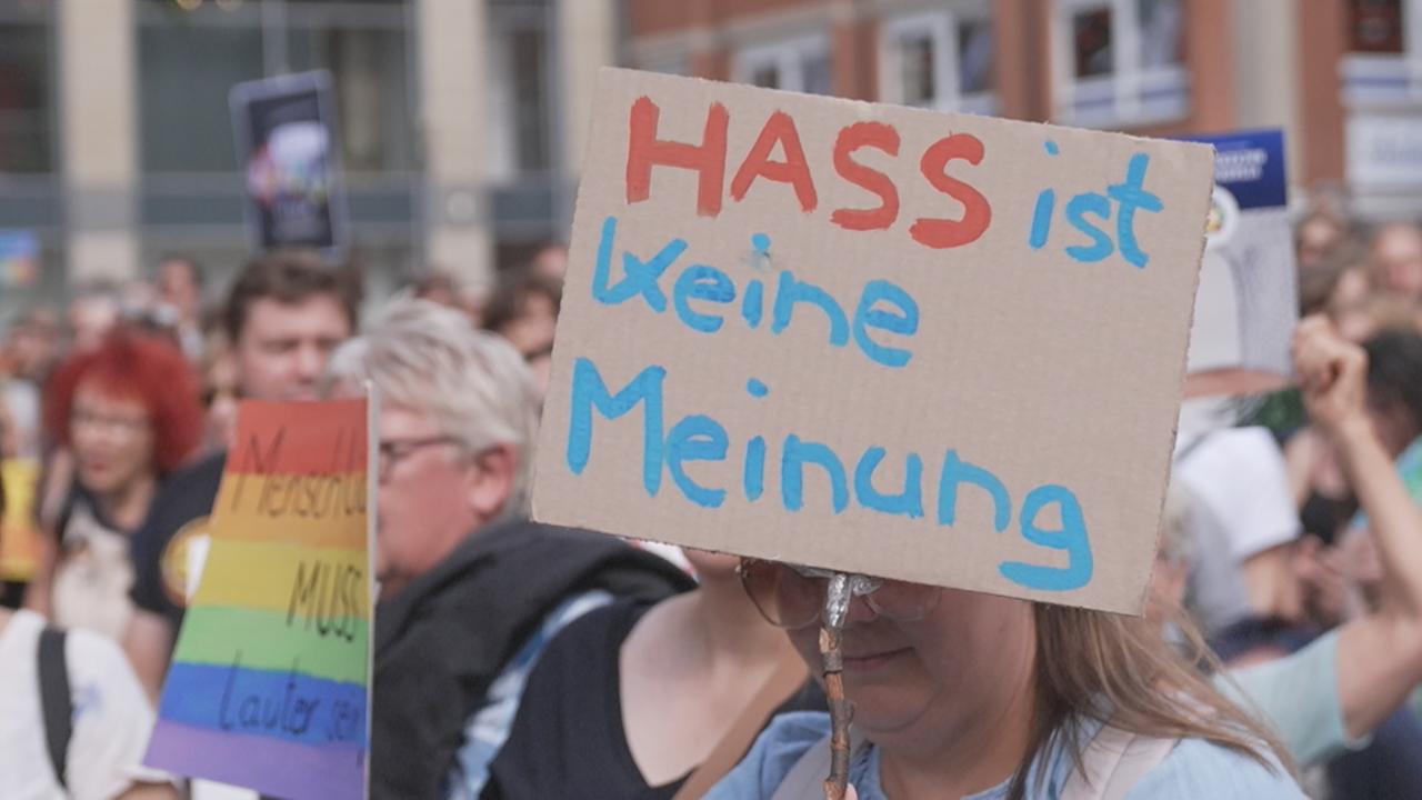 Hessen Wiesbaden: Mehrere hundert Menschen bei erster "Prüf"-Demo gegen Rechtsextremismus