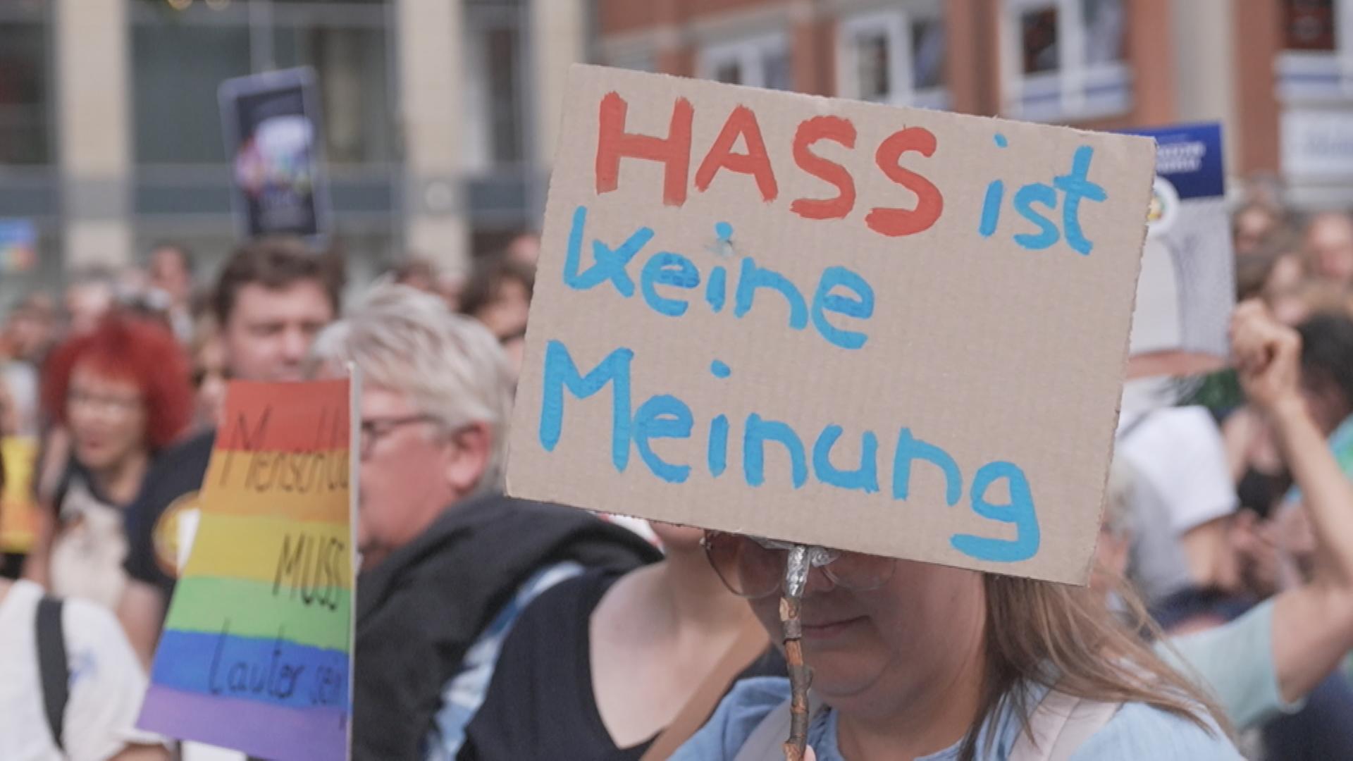 Wiesbaden: Mehrere hundert Menschen bei erster "Prüf"-Demo gegen Rechtsextremismus