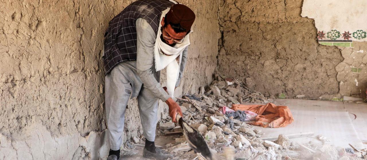 Ein Mann räumt nach einem pakistanischen Angriff auf die afghanische Region Paktika Schutt auf.
