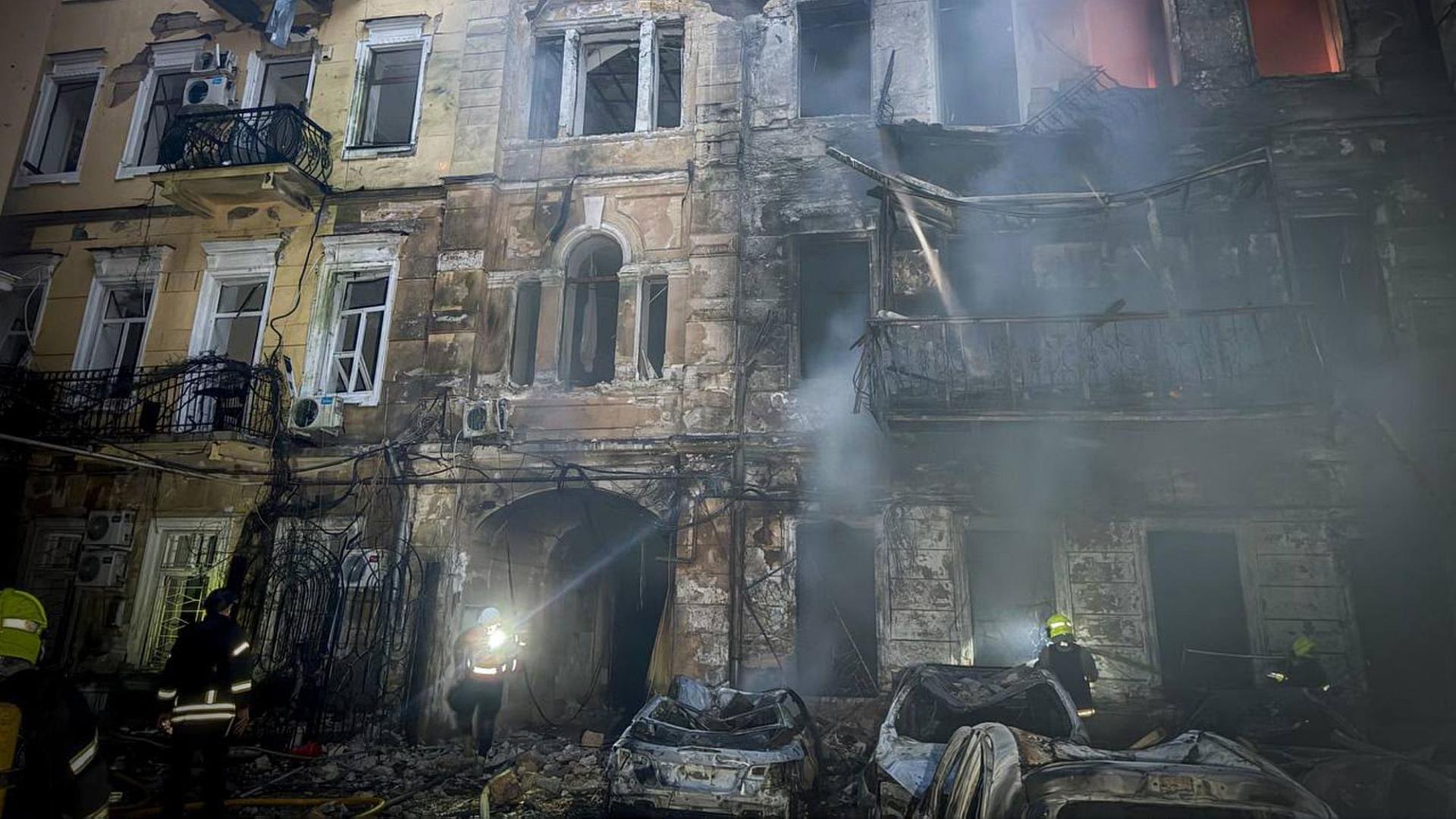 RettungskrÃ¤fte lÃ¶schen einen Brand in WohngebÃ¤uden | Ukrainian Emergency Service/AP /dpa